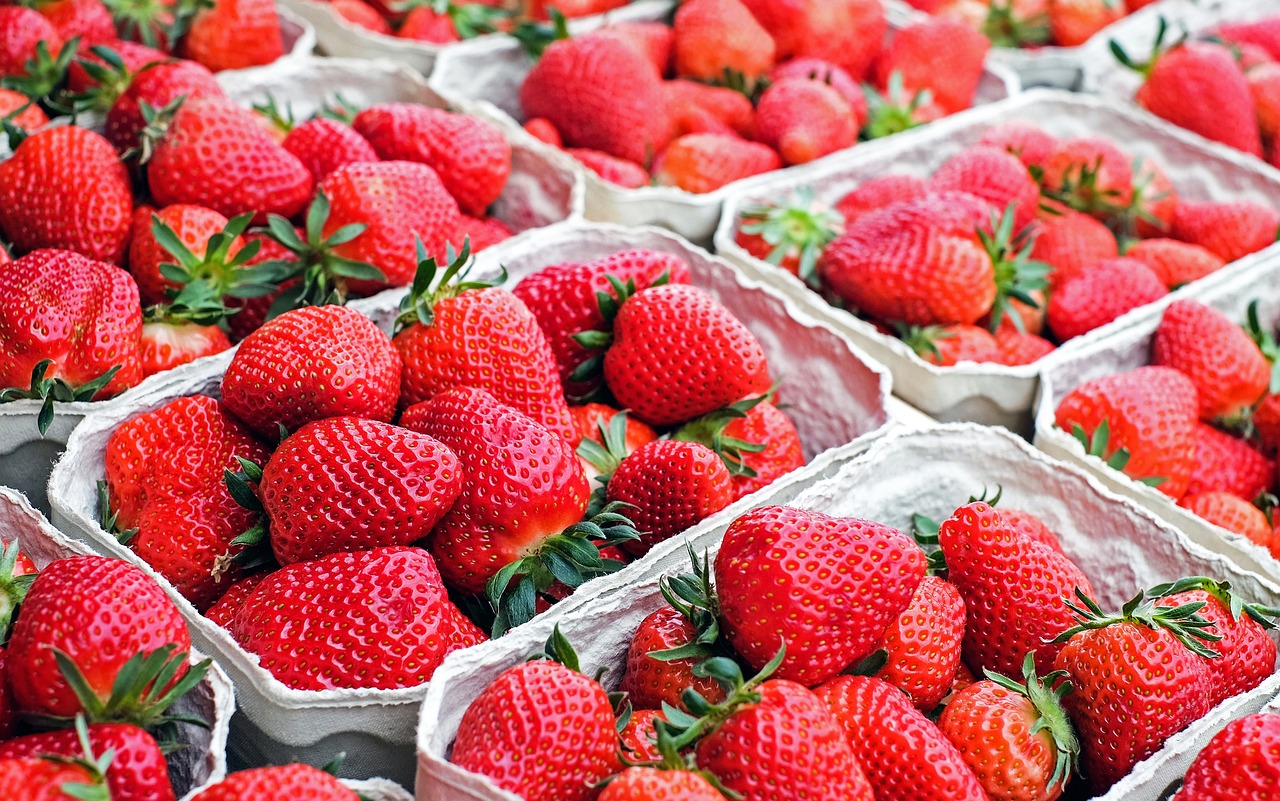 strawberries, fruit, market-1350482.jpg